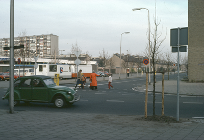 117503 Afbeelding van een verkeersbrigadier op de oversteekplaats voor voetgangers in de Zambesidreef te Utrecht, ter ...